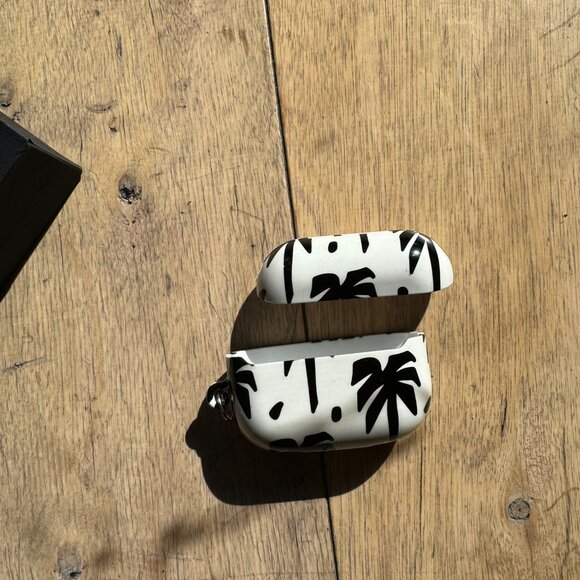 Burga Paraiso AirPods Pro Case - Fashionable Protection (1st Gen) - Picture 7 of 10